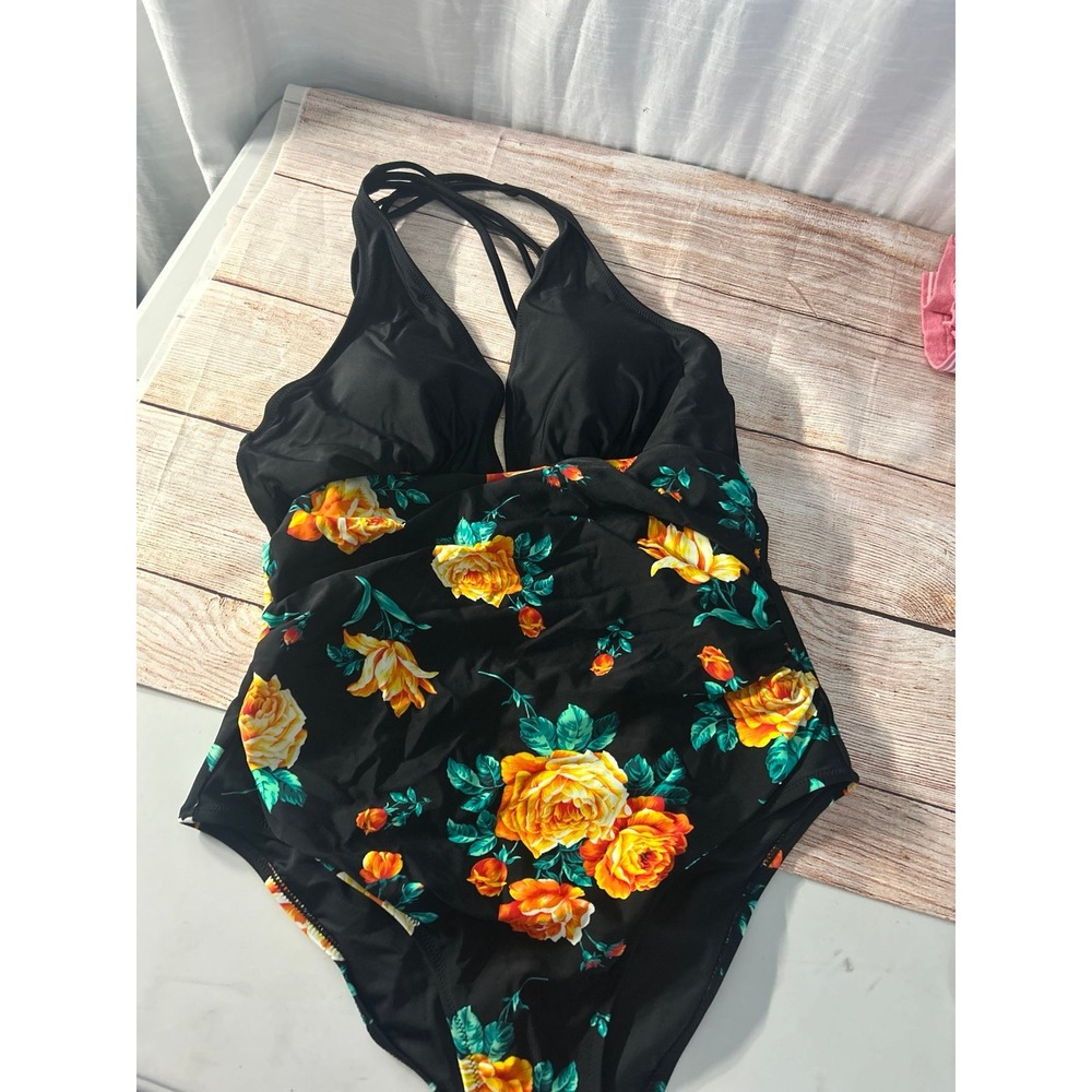 Ladies Cupshe  one piece‎ bathing suit